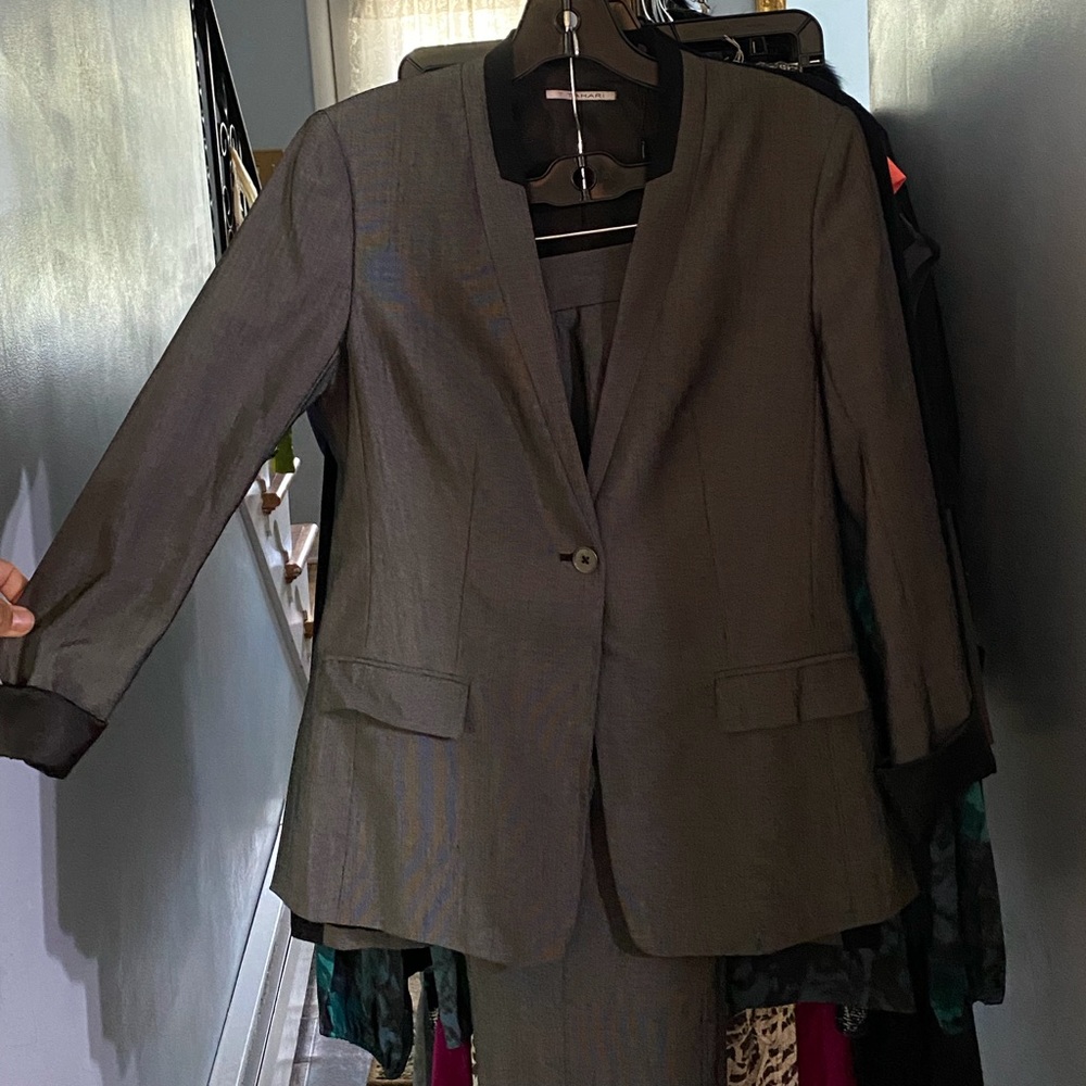 T Tahari charcoal suit for woman size 4 blazer and size 6 slacks.